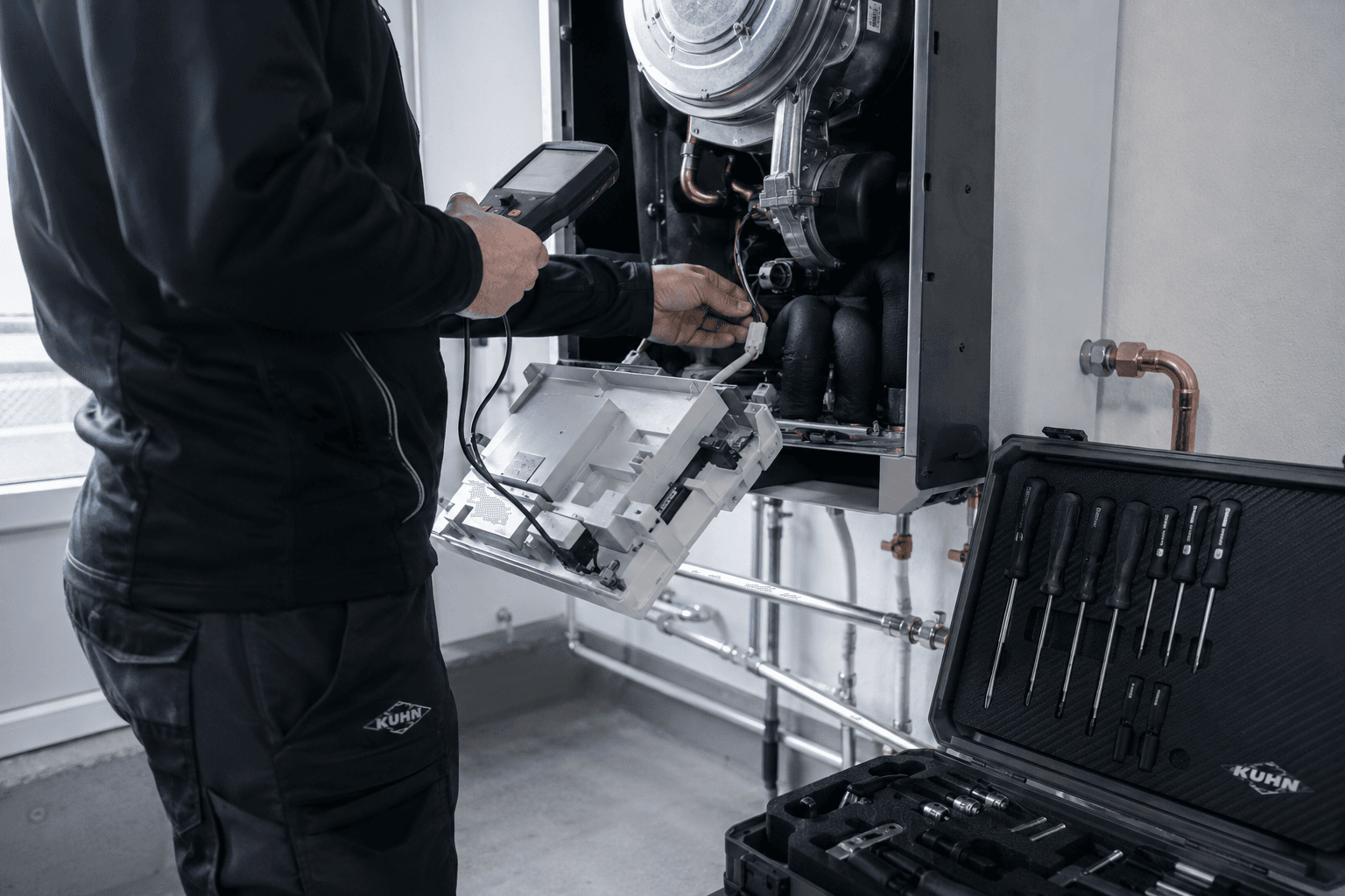 Servicetechniker prueft eine Heizung